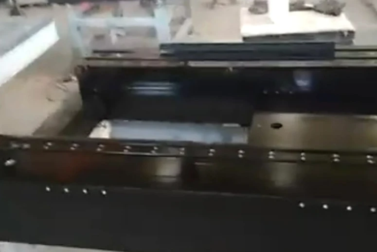 ड्रिल होल आणि घातलेल्या भागांसह ग्रॅनाइट घटक